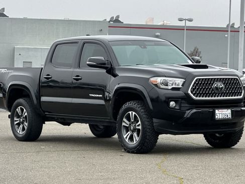 Used 2018 Toyota Tacoma TRD Sport image 5