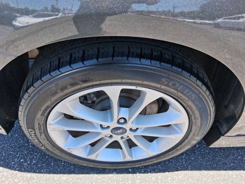 Used 2019 Ford Fusion SE FWD image 18