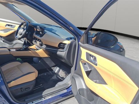 Used 2023 Nissan Rogue Platinum w/ Platinum Premium Package image 12