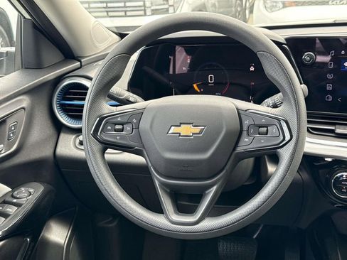 Used 2025 Chevrolet Trax LT FWD image 15