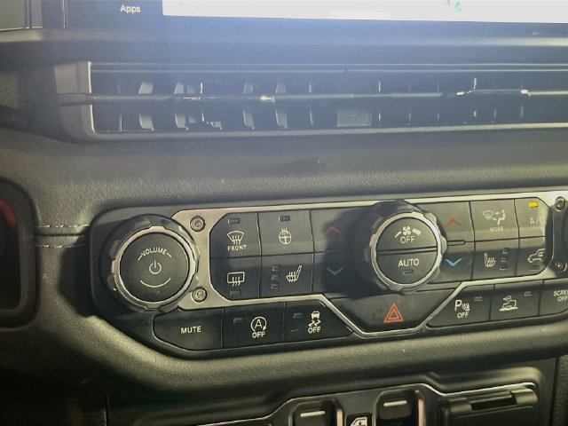 Used 2024 Jeep Wrangler Unlimited Sahara w/ Technology Group AWD/4WD image 12