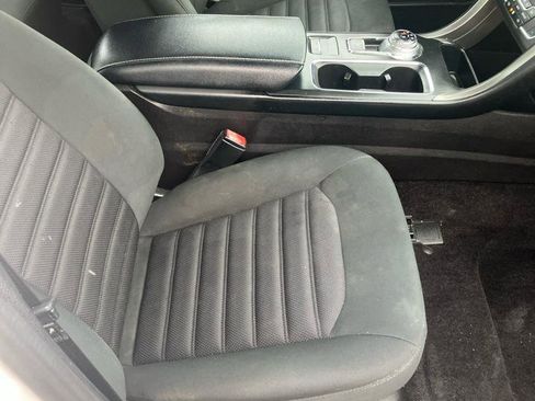 Used 2017 Ford Fusion SE w/ Fusion SE Technology Package image 12