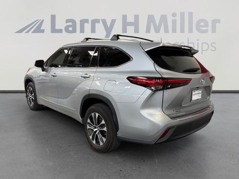 Used 2021 Toyota Highlander XLE FWD image 3