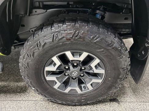 Used 2023 Toyota Tacoma TRD Off-Road w/ Technology Package AWD/4WD image 16