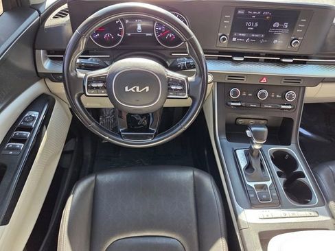 Used 2022 Kia Carnival LX image 15