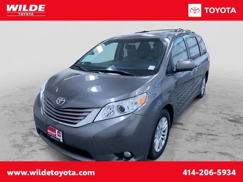 Used 2015 Toyota Sienna XLE image 1