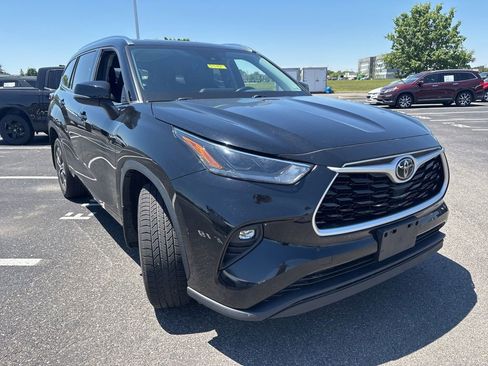 Used 2021 Toyota Highlander XLE AWD/4WD image 14