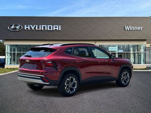 Used 2024 Chevrolet Trax LT w/ Driver Confidence Package FWD image 4