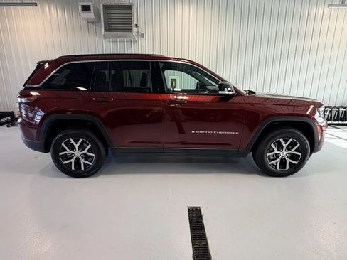 Used 2025 Jeep Grand Cherokee Limited AWD/4WD image 2