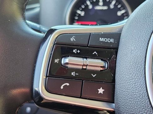 Used 2024 Kia Carnival LX image 19