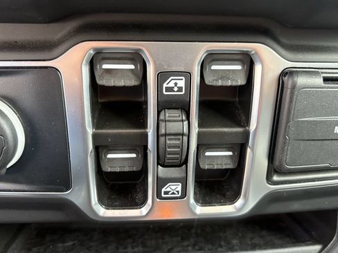 Used 2025 Jeep Wrangler Unlimited Sahara AWD/4WD image 12