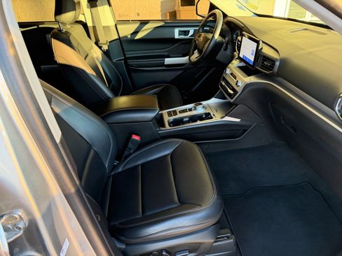 Used 2022 Ford Explorer XLT w/ Equipment Group 202A image 21