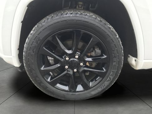 Used 2018 Jeep Grand Cherokee Altitude image 3