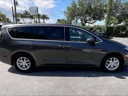 Used 2023 Chrysler Pacifica Touring-L FWD image 32