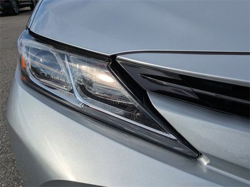 Used 2018 Toyota Camry LE image 10