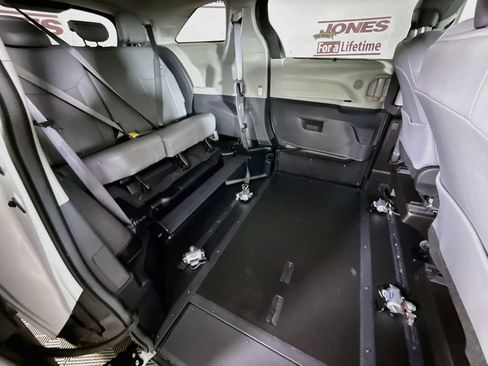 Used 2023 Toyota Sienna XLE w/ XLE Plus Package FWD image 30
