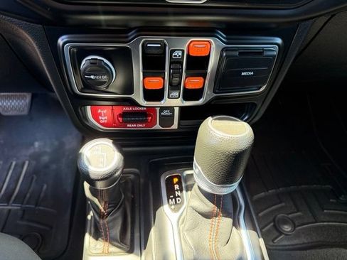Used 2022 Jeep Gladiator Mojave w/ Cold Weather Group AWD/4WD image 21