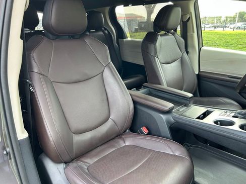 Used 2021 Toyota Sienna Platinum FWD image 16
