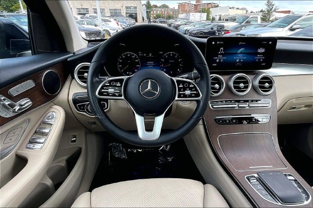 Used 2021 Mercedes-Benz GLC 300 4MATIC image 4