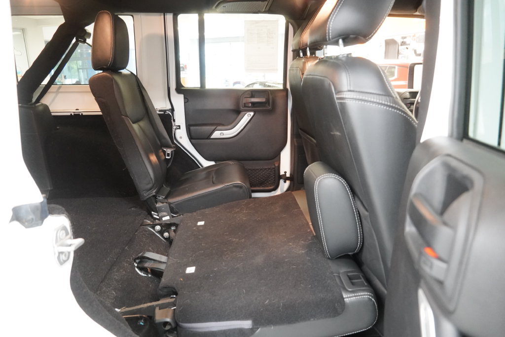 Used 2015 Jeep Wrangler Unlimited Rubicon w/ Connectivity Group AWD/4WD image 29