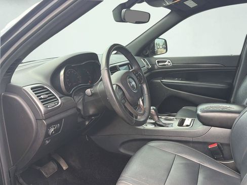 Used 2018 Jeep Grand Cherokee Laredo AWD/4WD image 5