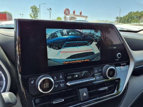 Used 2024 Toyota Highlander XLE FWD image 22