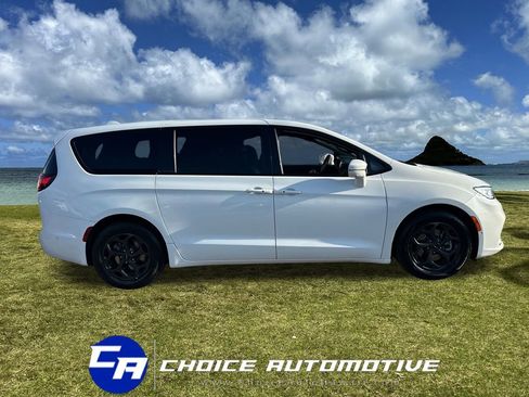 Used 2022 Chrysler Pacifica Limited w/ Uconnect Theater Family Group image 8