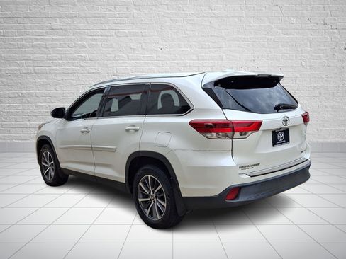 Used 2019 Toyota Highlander XLE AWD/4WD image 4