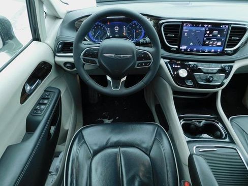 Used 2024 Chrysler Pacifica Limited image 3