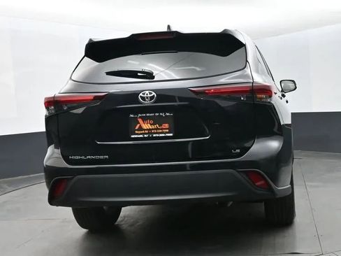 Used 2025 Toyota Highlander LE FWD image 8
