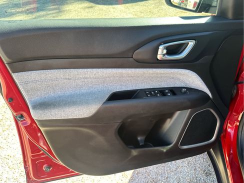 Used 2024 Jeep Compass Latitude image 21