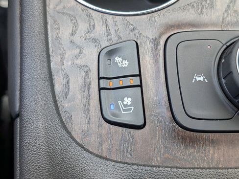 Used 2022 GMC Acadia Denali w/ Denali Ultimate Package AWD/4WD image 29