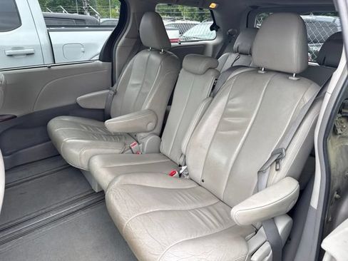 Used 2013 Toyota Sienna XLE FWD image 12