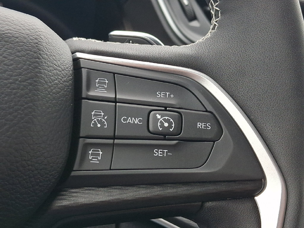Used 2024 Jeep Grand Cherokee Laredo w/ Luxury Tech Group I AWD/4WD image 22