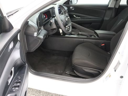 Used 2025 Hyundai Elantra SE FWD image 14