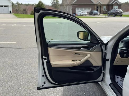 Used 2022 BMW 530i w/ Premium Package RWD image 10