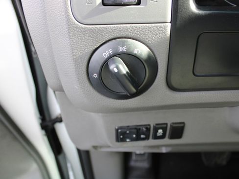 Used 2019 Nissan NV 2500 S image 13