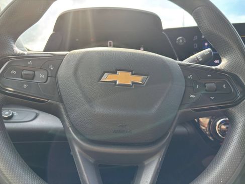 Used 2025 Chevrolet Trax LT FWD image 27