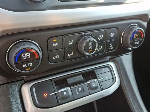 Certified 2023 GMC Acadia SLE w/ Driver Convenience Package image 16