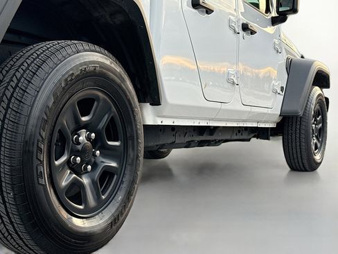 Used 2024 Jeep Gladiator Sport image 15