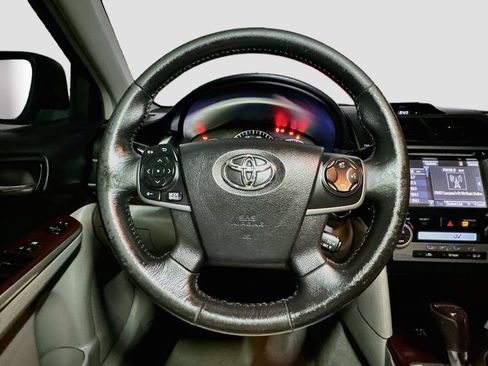 Used 2014 Toyota Camry XLE w/ Leather Package FWD image 10