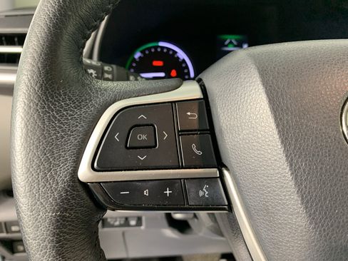 Used 2023 Toyota Sienna XLE FWD image 18