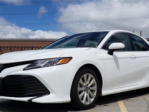 Used 2018 Toyota Camry LE FWD image 1