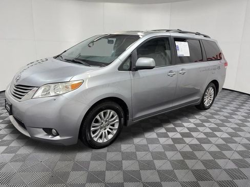 Used 2011 Toyota Sienna XLE w/ XLE Navigation Pkg FWD image 4