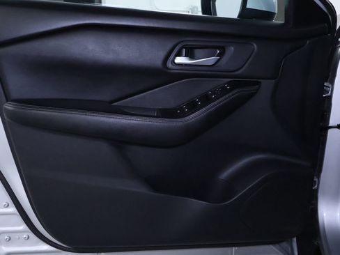 Used 2024 Nissan Rogue SV image 11