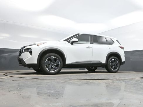 Used 2025 Nissan Rogue SV image 34