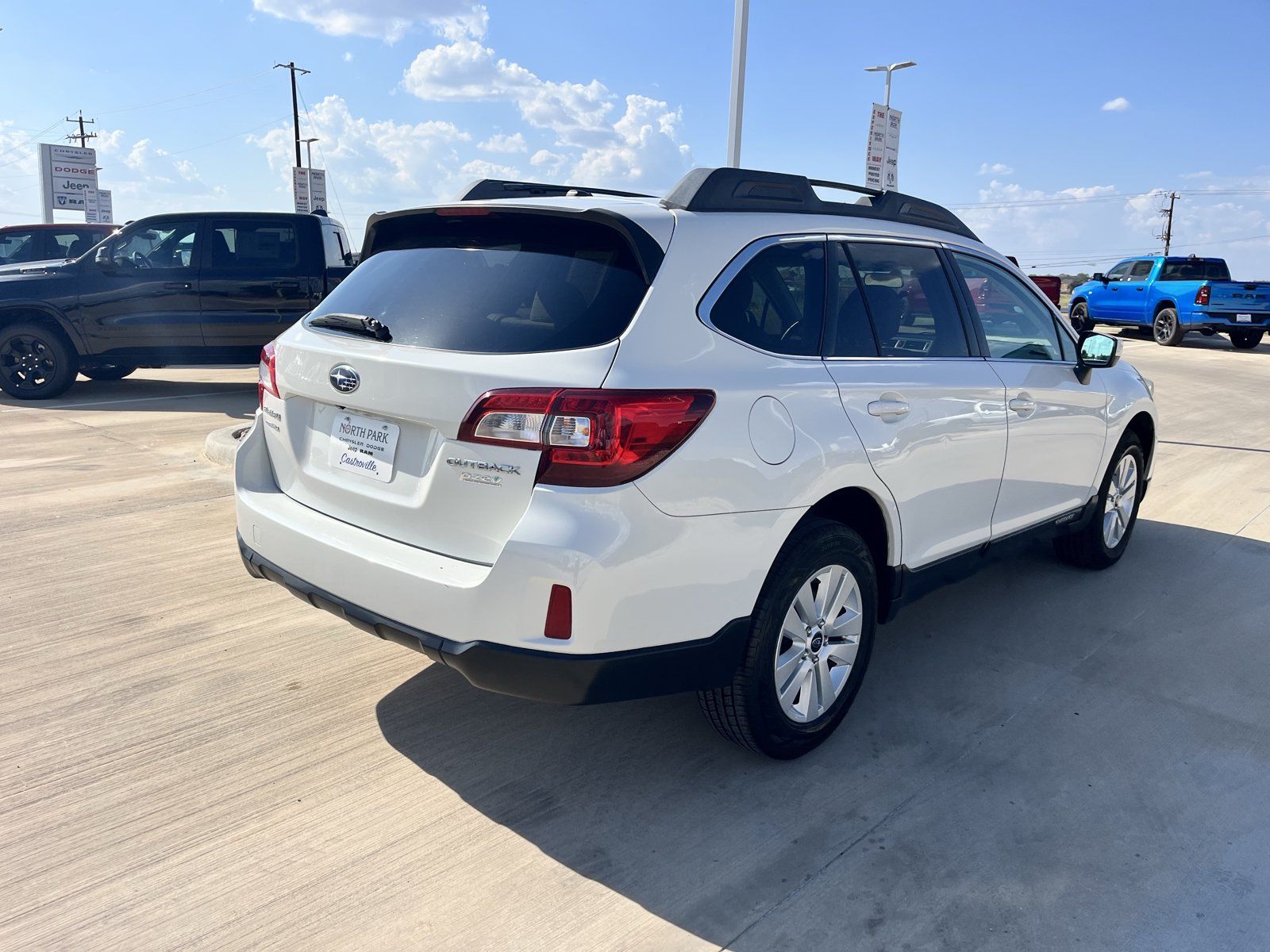 Used 2015 Subaru Outback 2.5i Premium AWD/4WD image 3