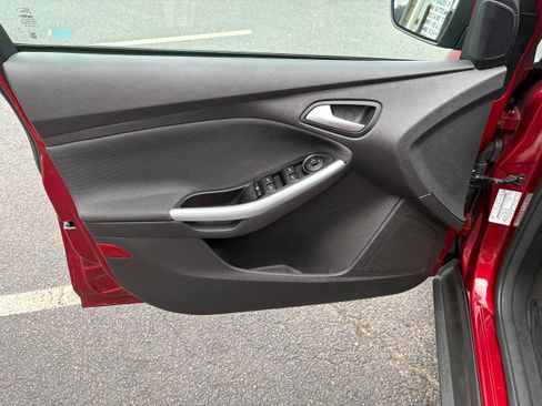 Used 2014 Ford Focus SE w/ Equipment Group 201A FWD image 11