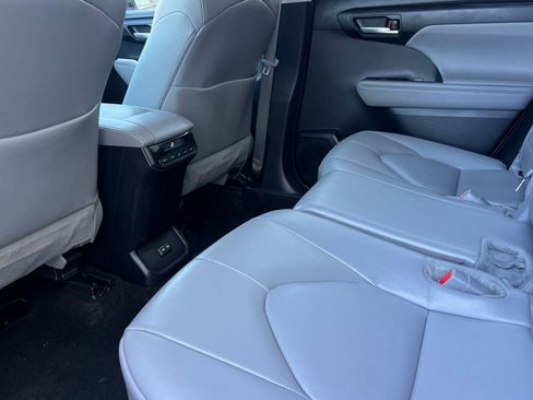 Certified 2024 Toyota Highlander XLE AWD/4WD image 12