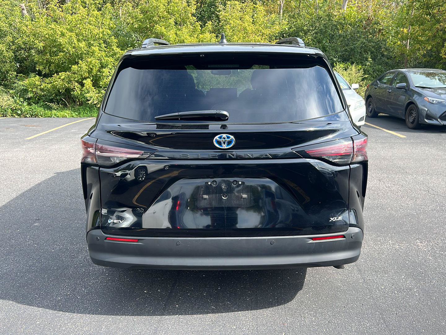 Used 2025 Toyota Sienna XLE FWD image 3